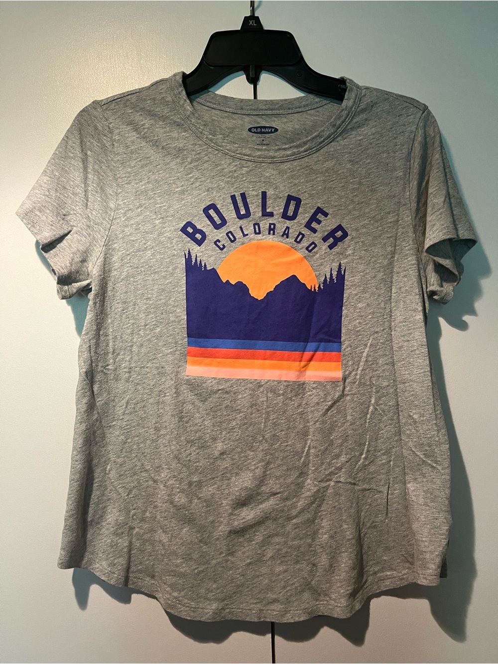 Old Navy Gray Short Sleeve Tee with Boulder Colorado Sunset Graphic